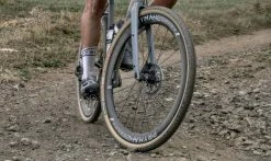 Pneu Challenge Getaway Double Superpoly Layer- Puncture Protection Strip - Tubeless Ready 6 Pneu Challenge Getaway Double Superpoly Layer- Puncture Protection Strip - Tubeless Ready -Promos Vélo Boutique challenge getaway pneu gravel 5 1235x735