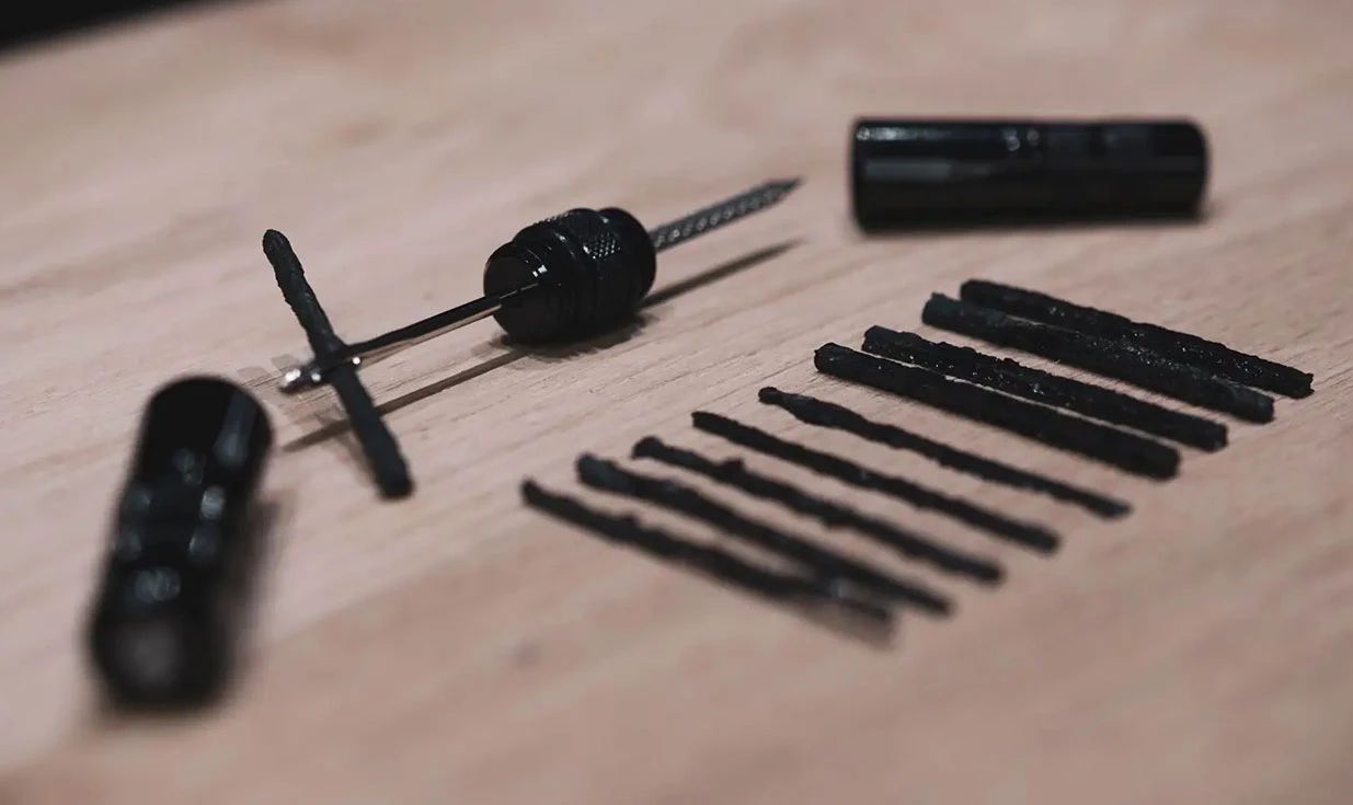 Kit De Réparation Tubeless Hutchinson Avec Outils Et Mèches 2 Kit De Réparation Tubeless Hutchinson Avec Outils Et Mèches – Image 2