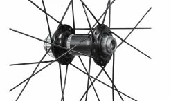 Roue Avant Vélo Route Shimano RS710-C32 - Carbone - Tubeless Ready - Center Lock 6 Roue Avant Vélo Route Shimano RS710-C32 - Carbone - Tubeless Ready - Center Lock -Promos Vélo Boutique moyeu roue avant shimano 105 rs710 cycletyres 1235x735